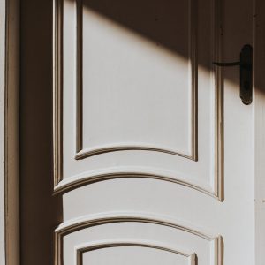 jorge-flores-ojI3rhTqMLk-unsplash wooden door