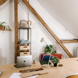 toa-heftiba-uKRat_CK080-unsplash wooden table